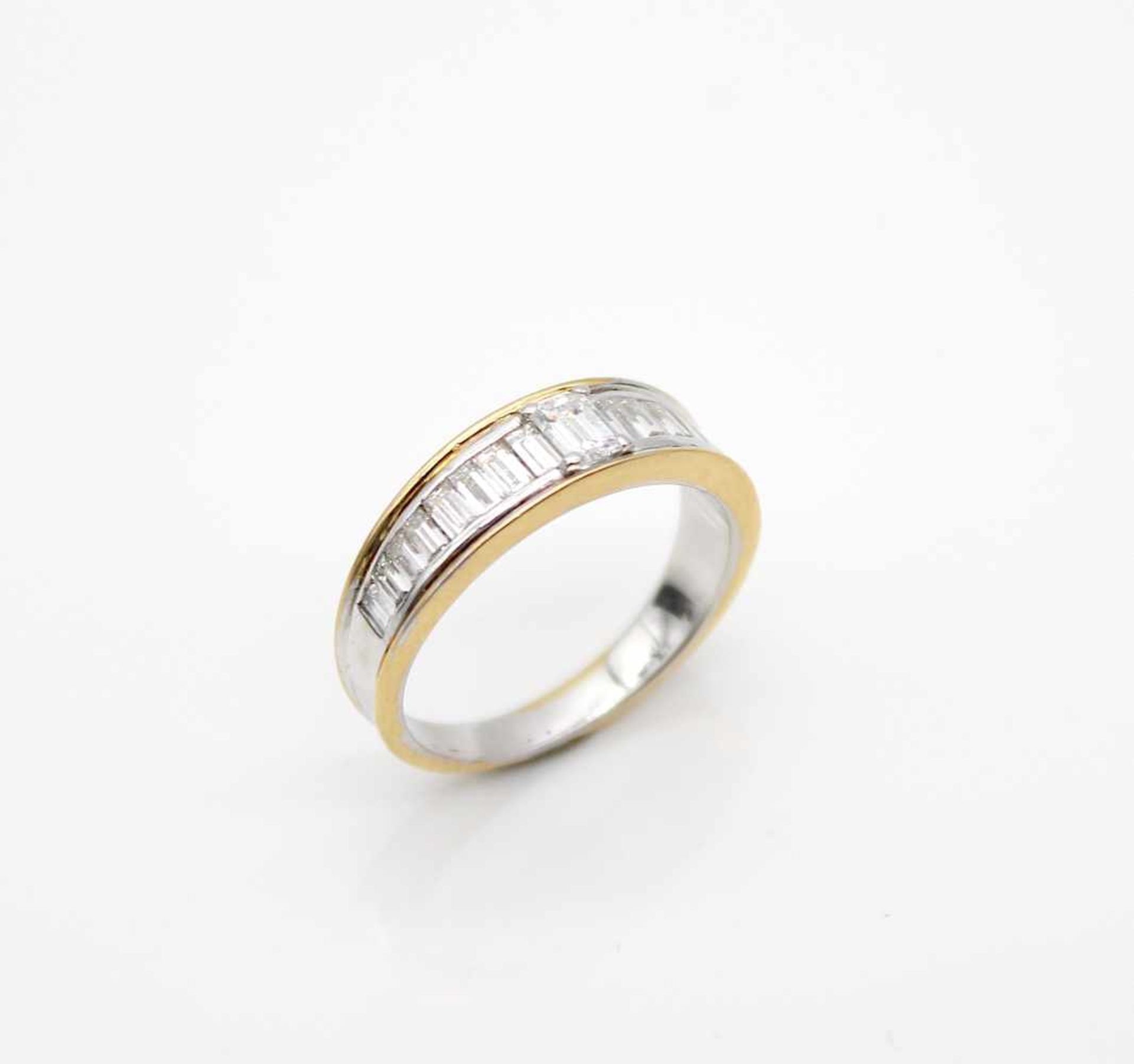 Ring auf 750er Weiß- und Gelbgold geprüft, mit 16 Diamanten im Baguetteschliff und 1 Diamant im