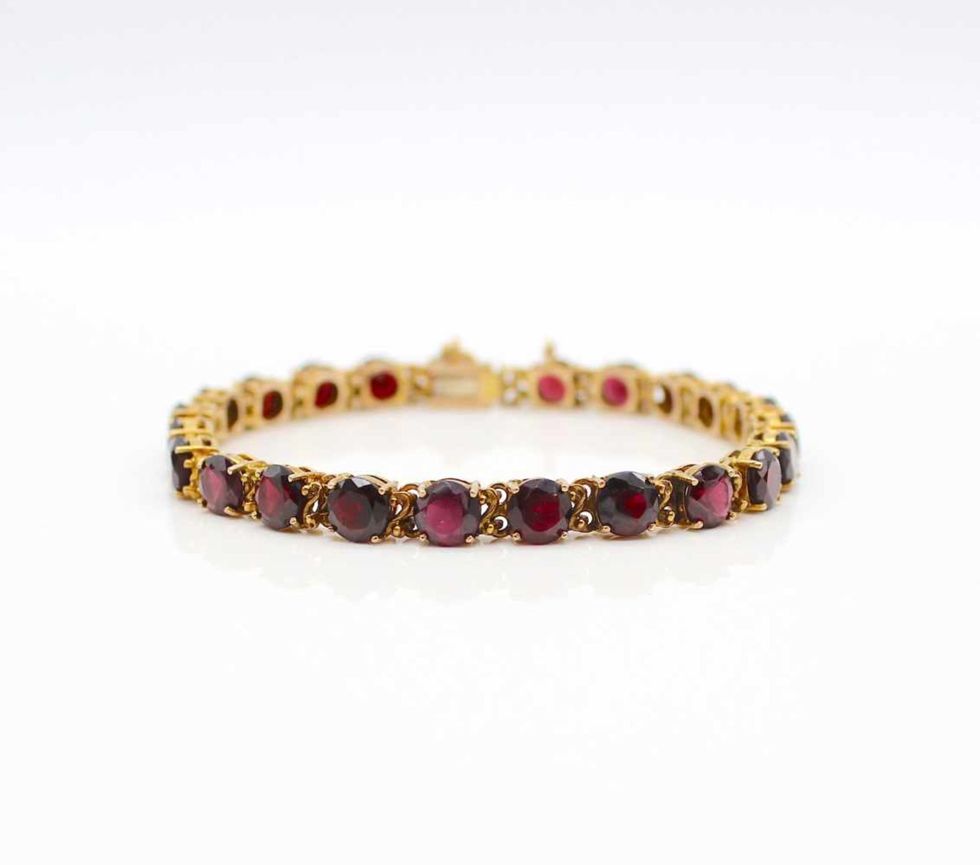 Armband aus 333er Gold mit Granat.Gewicht 17,6 g, Länge 19 cmBracelet in 333 gold with garnet.Weight