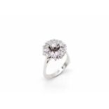 Ring in 585 white gold with 11 diamonds, total approx. 0.55 ct in high quality. The central stone