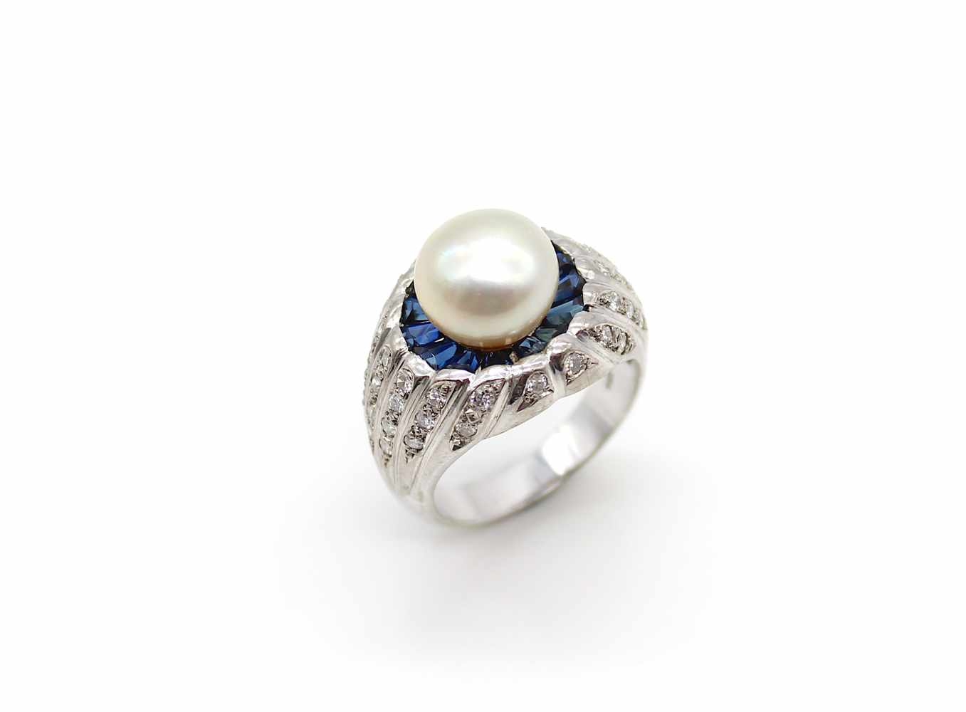Ring in 750 white gold with one cultured pearl, 15 sapphires and 40 diamonds, total approx. 0.60