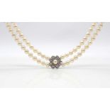 Akoya cultured pearl necklace with a lock tested for 750 gold with brilliants, total approx. 0.50