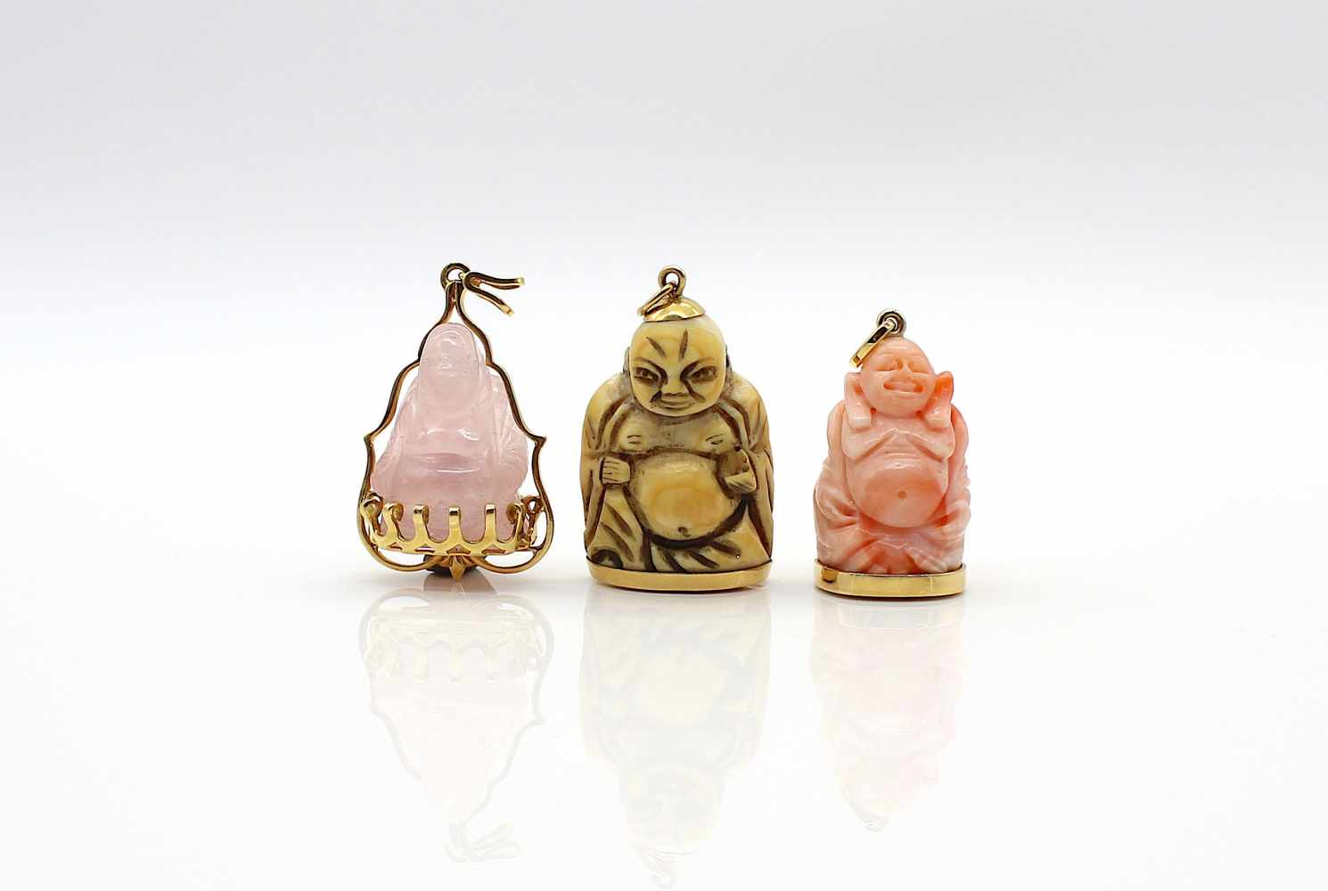 3 pendants in 750 gold with pink quartz, coral and leg.Weight 38.3 g, dimensions : 22.3 x 37.3 and