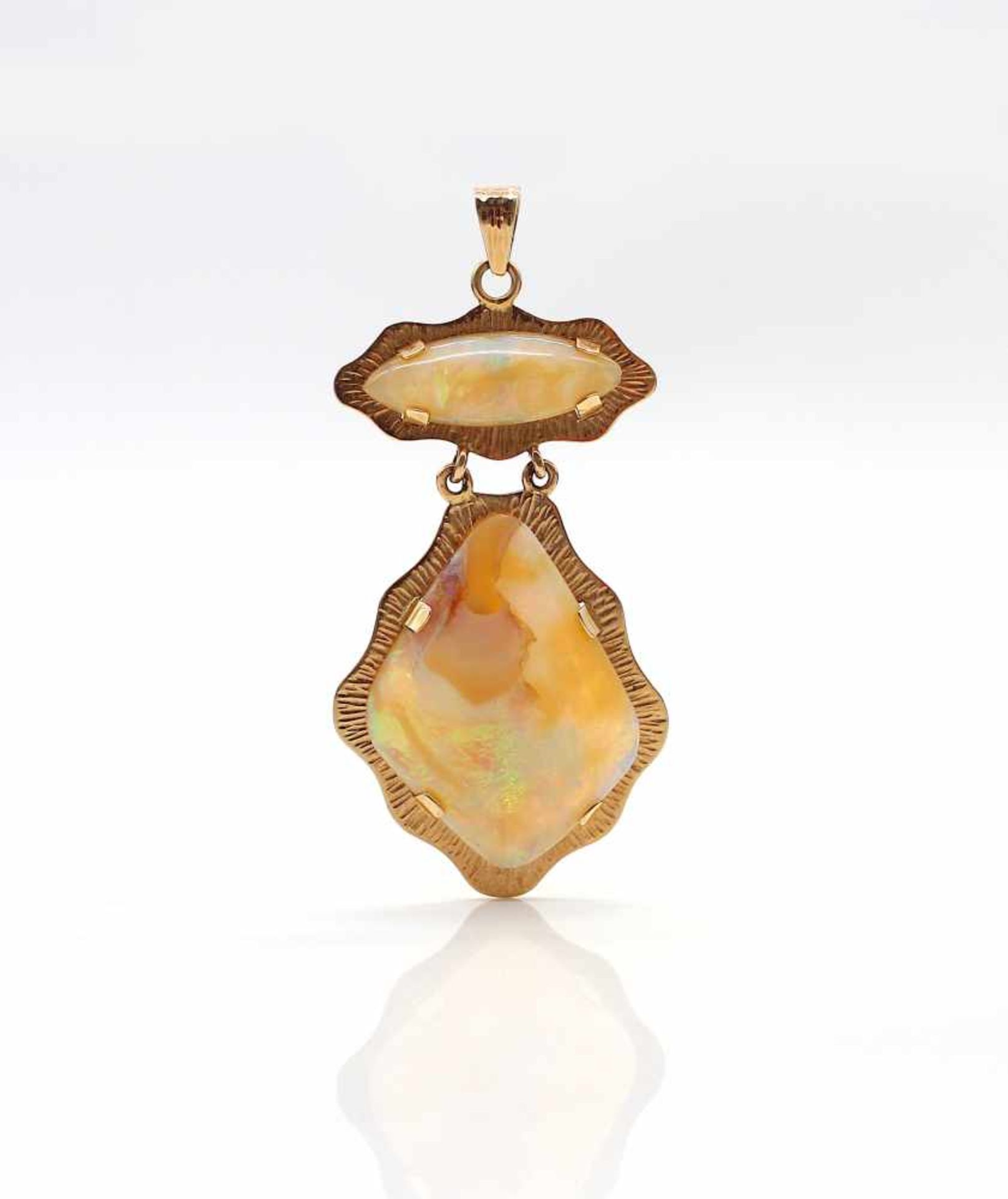 Pendant tested for 585 gold with 2 white precious opals.Weight 8,7 g, dimensions : 28,2 x 14 and - Bild 2 aus 3