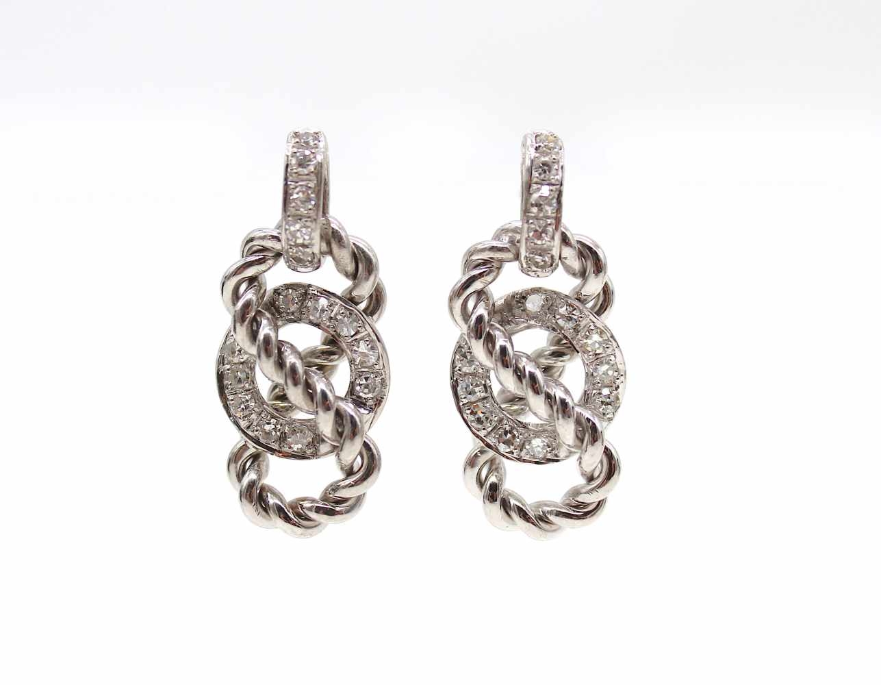 1 pair of earrings in 750 white gold with approx. 30 diamonds, total approx. 1 ct in high quality.