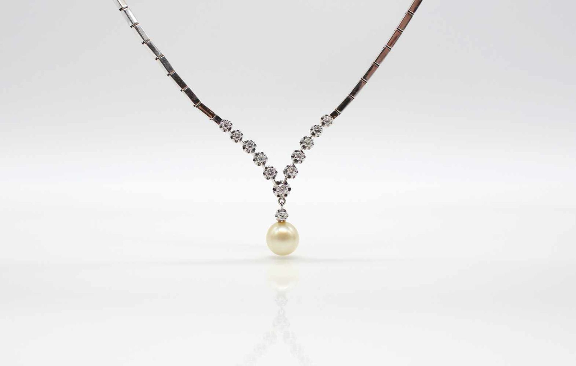 Collier tested for 585 gold with an Akoya cultured pearl and 12 brilliants, total approx. 0.60 ct in - Bild 3 aus 3