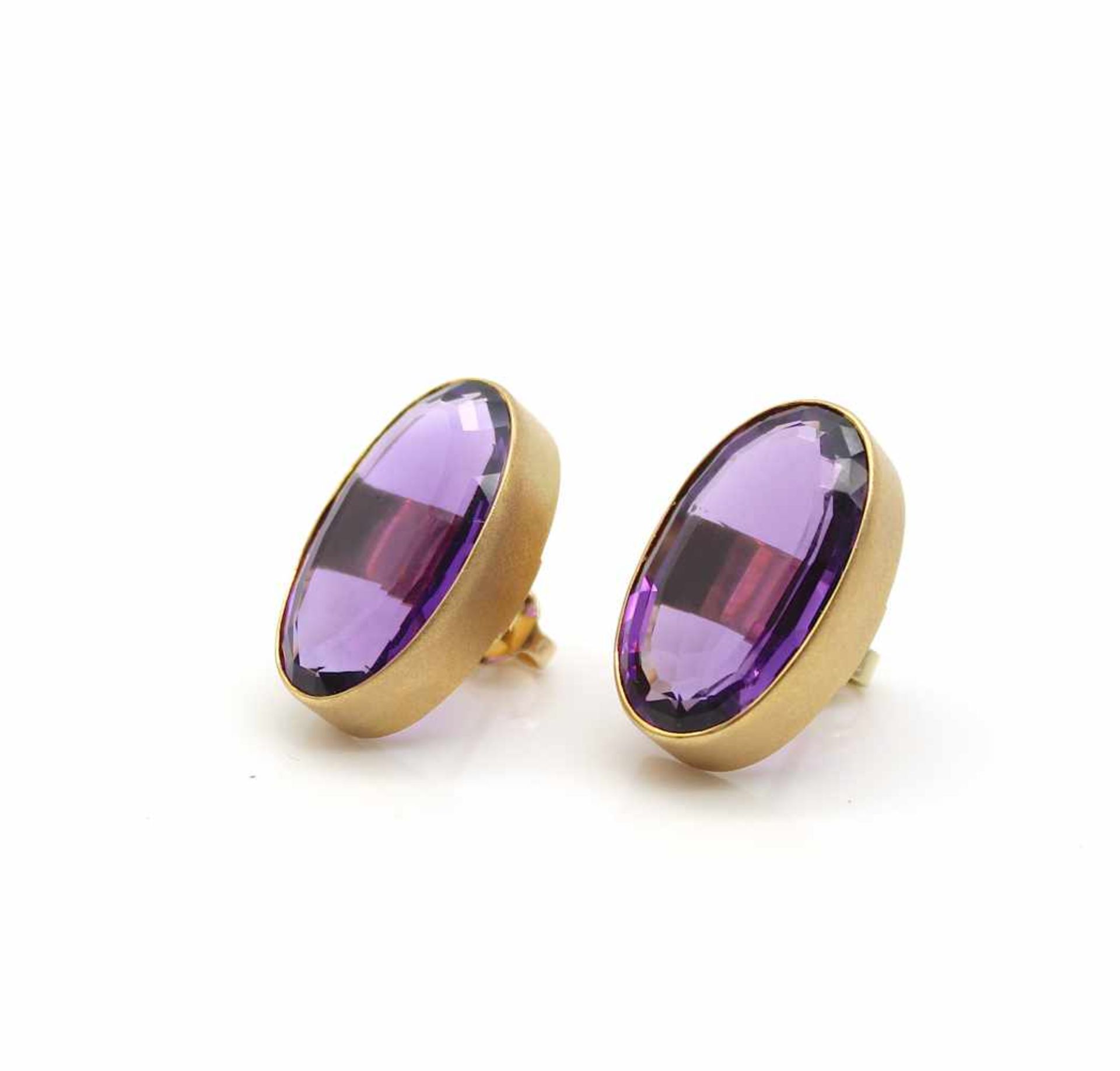 Earrings tested for 750 gold with 2 amethysts each approx. 12 ct, weight 14.5 g, dimensions 23.5 x