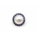 Chain clip in 585 white gold with a Mabe cultured pearl and 20 sapphires, total approx. 1.6 ct.