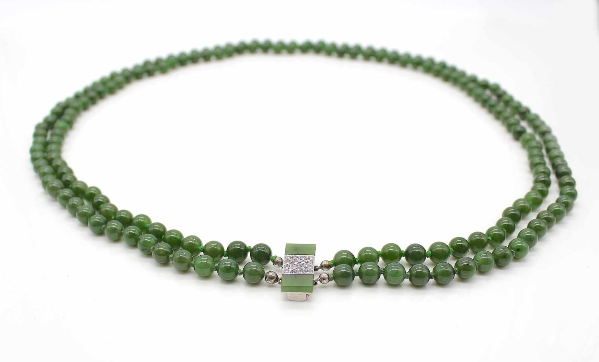 1 double-row necklace made of jade balls with a lock made of 585 white gold with jade and - Bild 2 aus 3