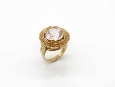 Ring of 585 gold with a morganite, ca. 7 ct Weight 10.7 g, size 57- - -15.00 % buyer's premium on