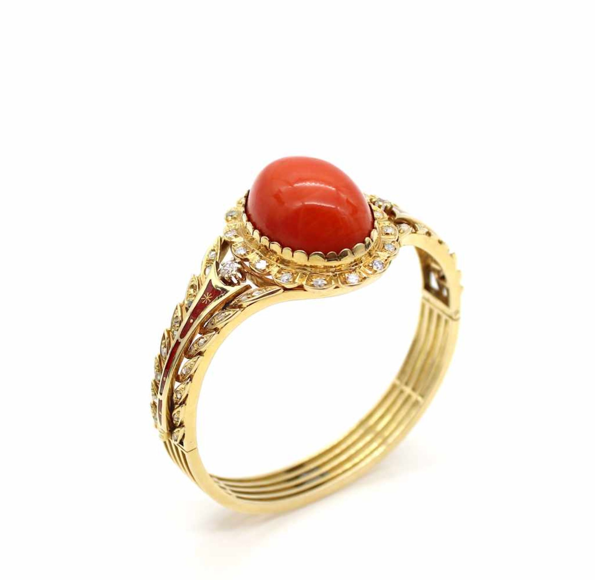 Bracelet made of 585 gold with an oval, orange-red coral approx. 47 ct, 58 diamonds partly old cut