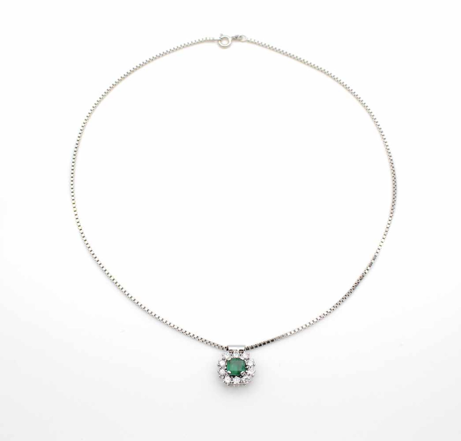 Necklace in 585 and pendant in 750 white gold with an emerald, approx. 1.5 ct and 10 brilliants, - Bild 3 aus 4