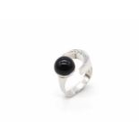 Ring in 750 white gold with one onyx and 5 brillianten and 4 diamonds, total approx. 0.15 ct in high