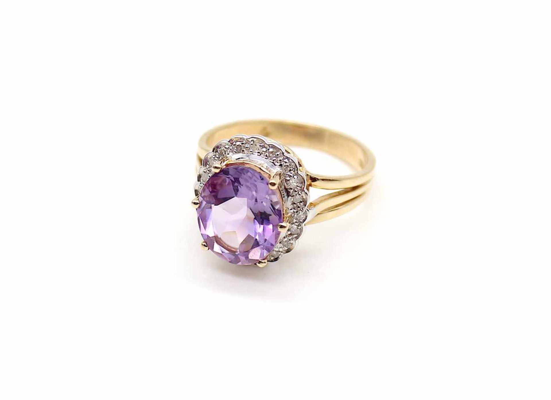 Ring of 585 gold with an amethyst and 20 diamonds, total approx. 0.15 ct.Weight 5.8 g, size 60- - -