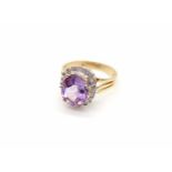 Ring of 585 gold with an amethyst and 20 diamonds, total approx. 0.15 ct.Weight 5.8 g, size 60- - -