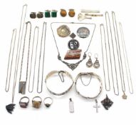 lot jewellery silver and metalWeight 236,4 g- - -15.00 % buyer's premium on the hammer price19.
