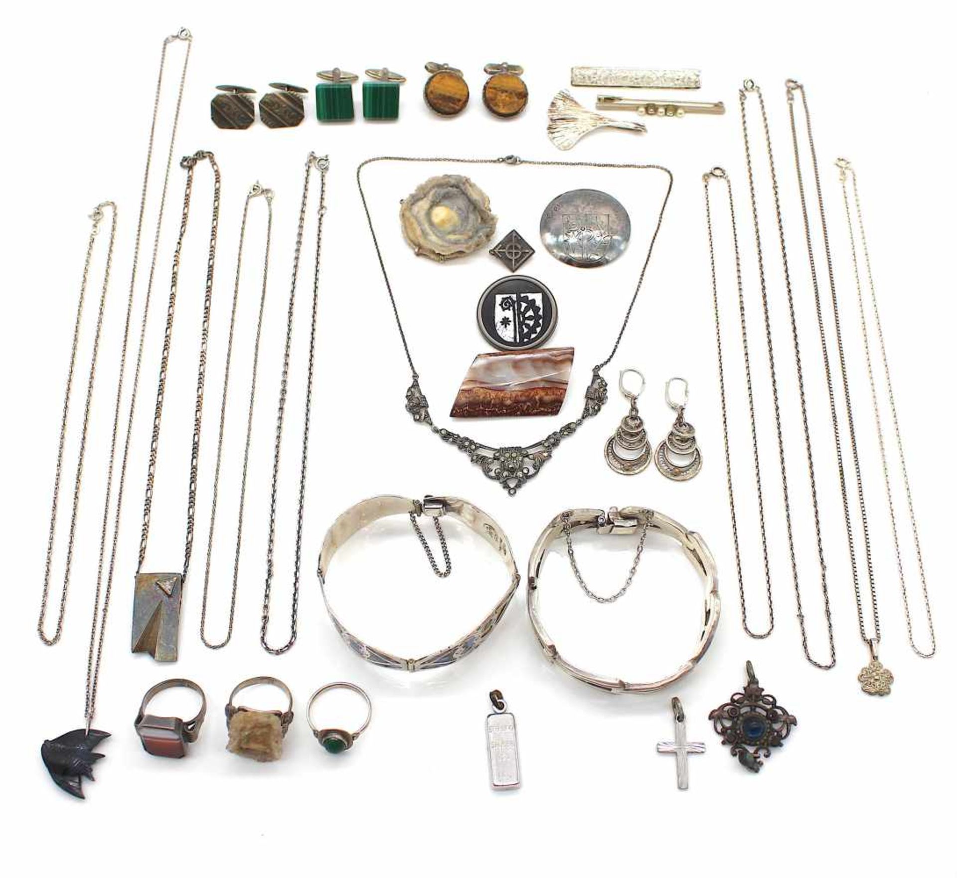 lot jewellery silver and metalWeight 236,4 g- - -15.00 % buyer's premium on the hammer price19.