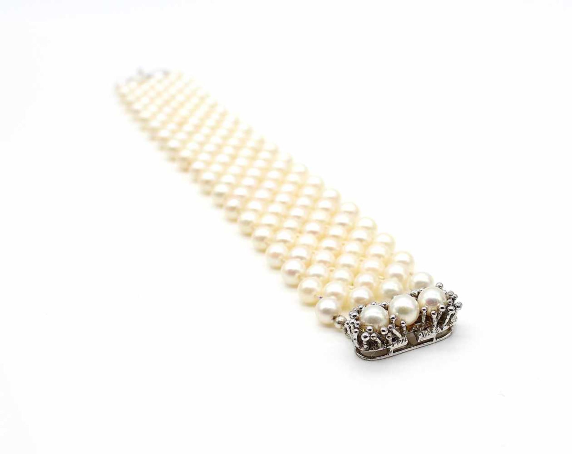 Bracelet made of cultured pearls with a lock made of 585 white gold.weight 53,2 g, length 20