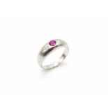 Ring in 750 white gold with a ruby, approx. 0.40 ct and 2 brilliants, total approx. 0.20 ct in