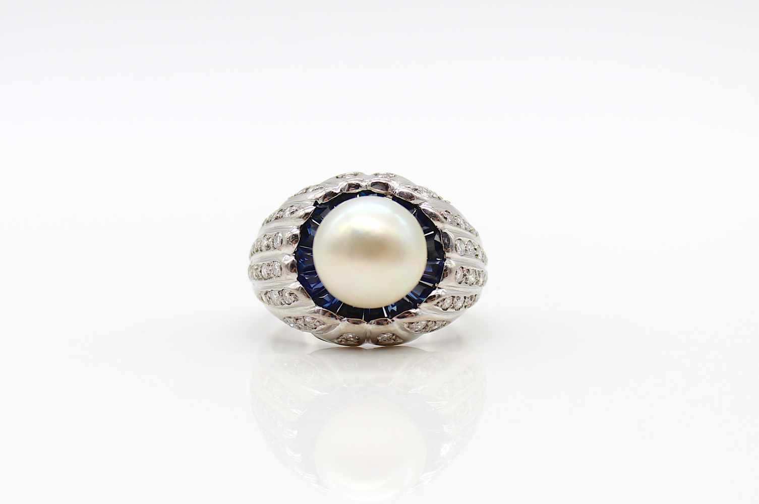Ring in 750 white gold with one cultured pearl, 15 sapphires and 40 diamonds, total approx. 0.60 - Image 3 of 3