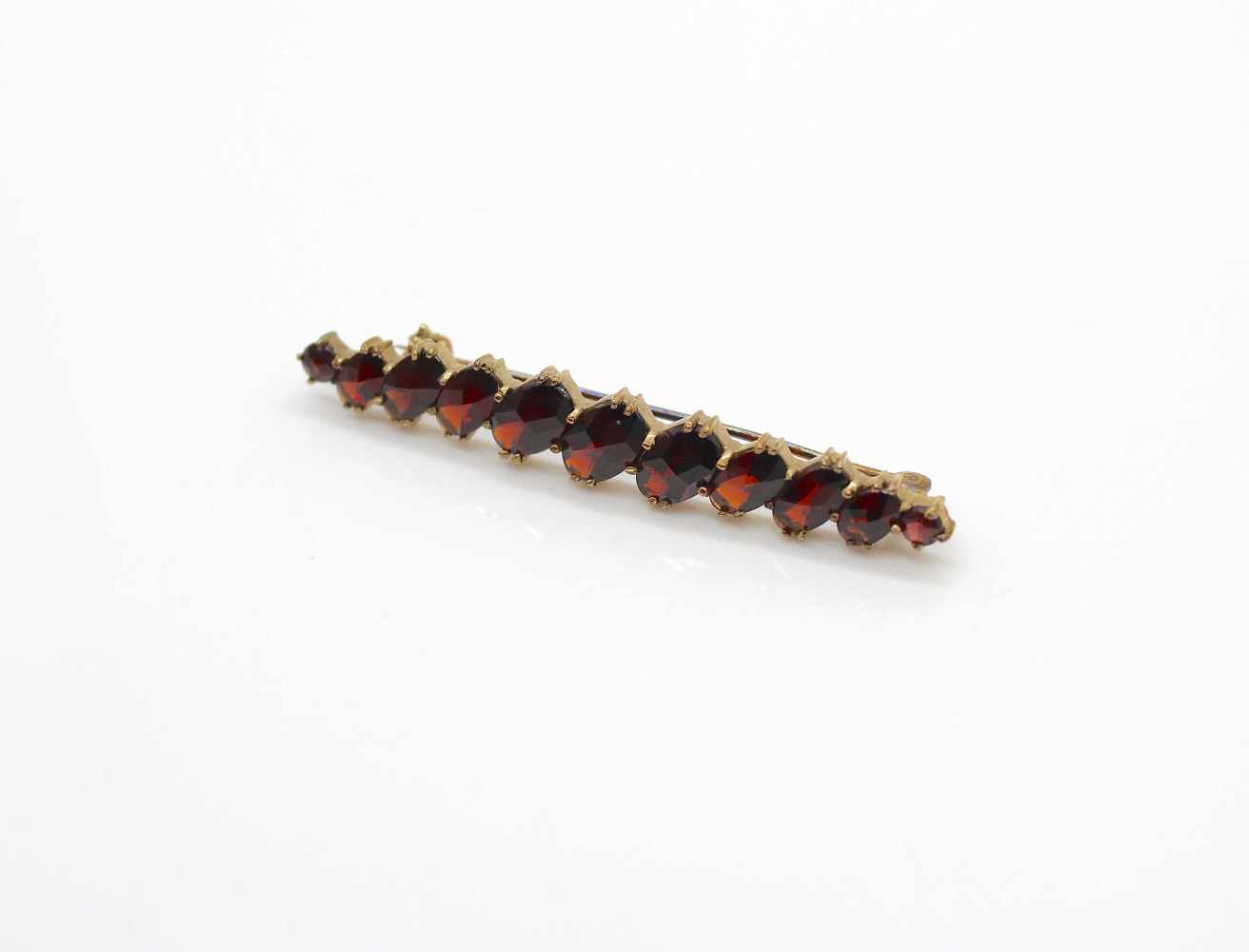 Needle in 333 gold with garnet.Weight 4 g, length 52 mm- - -15.00 % buyer's premium on the hammer - Image 2 of 2