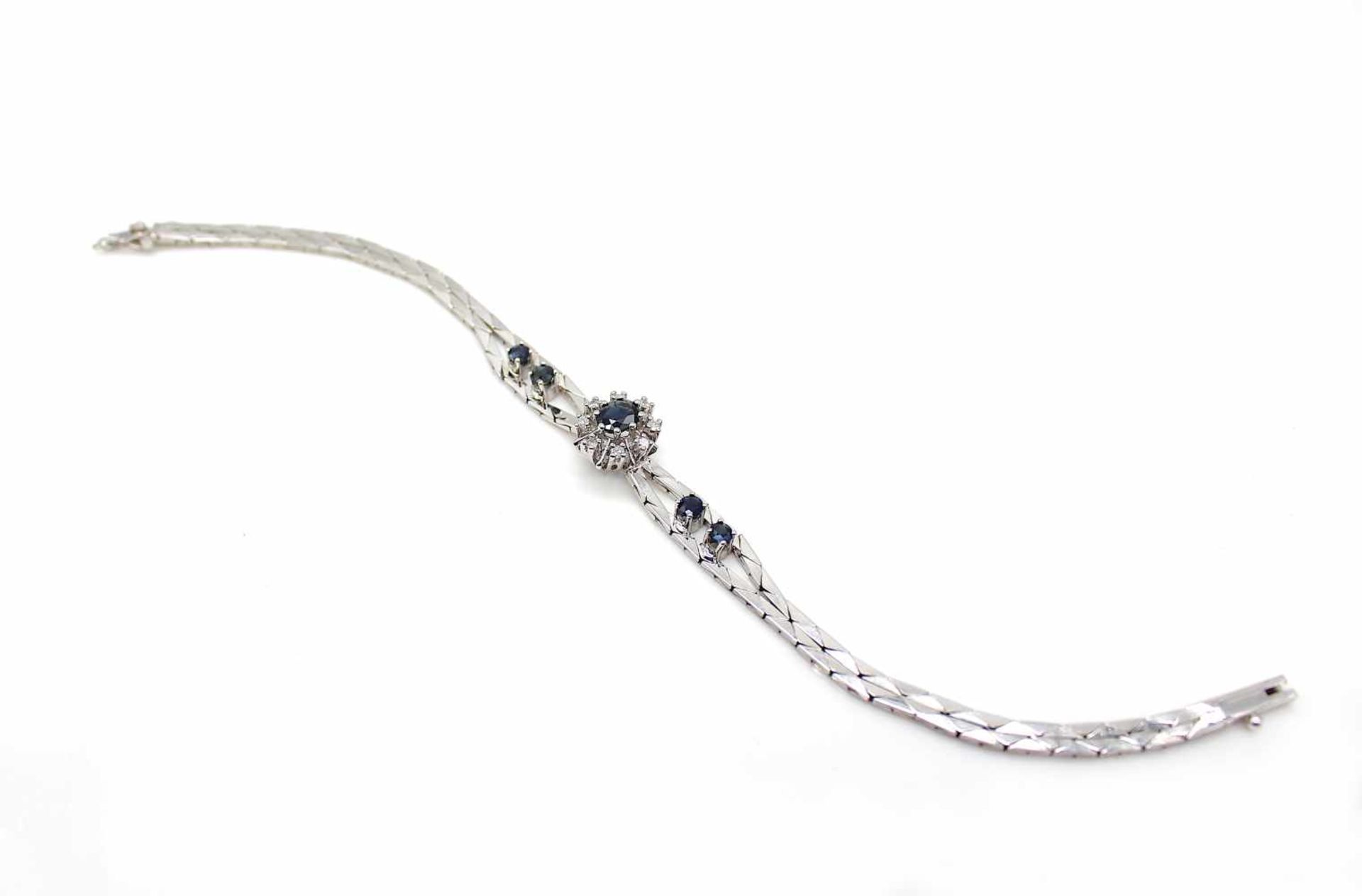 Bracelet in 585 white gold with sapphires, approx. 1.1 ct and diamonds, approx. 0.12 ct in medium - Bild 2 aus 3