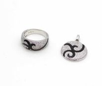 Set: 1 ring in 585 white gold with black colorite and various diamonds, total approx. 0.73 ct in