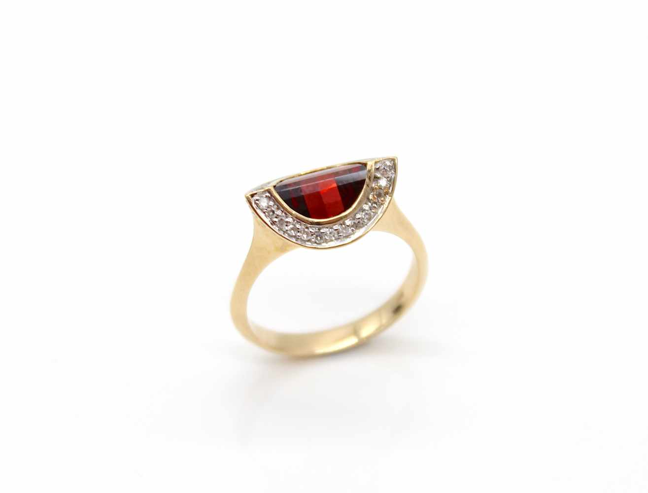 Ring made of 585 gold with a garnet and small diamonds.Weight 5 g, size 56- - -15.00 % buyer's