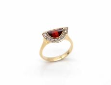 Ring made of 585 gold with a garnet and small diamonds.Weight 5 g, size 56- - -15.00 % buyer's