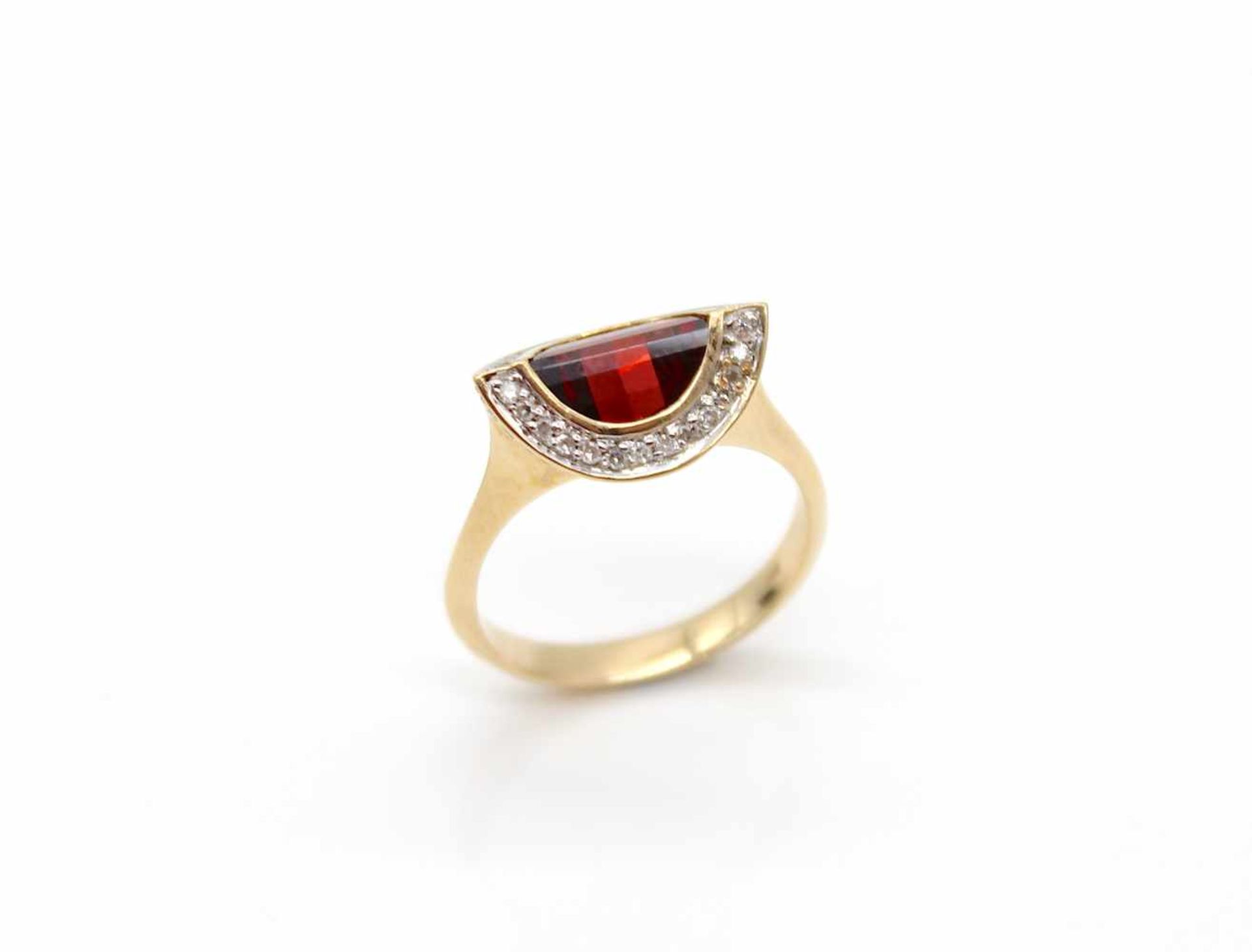 Ring made of 585 gold with a garnet and small diamonds.Weight 5 g, size 56- - -15.00 % buyer's