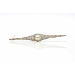 Needle made of 585 gold with a cultured pearl and 44 diamonds total approx. 0.50 ct in medium