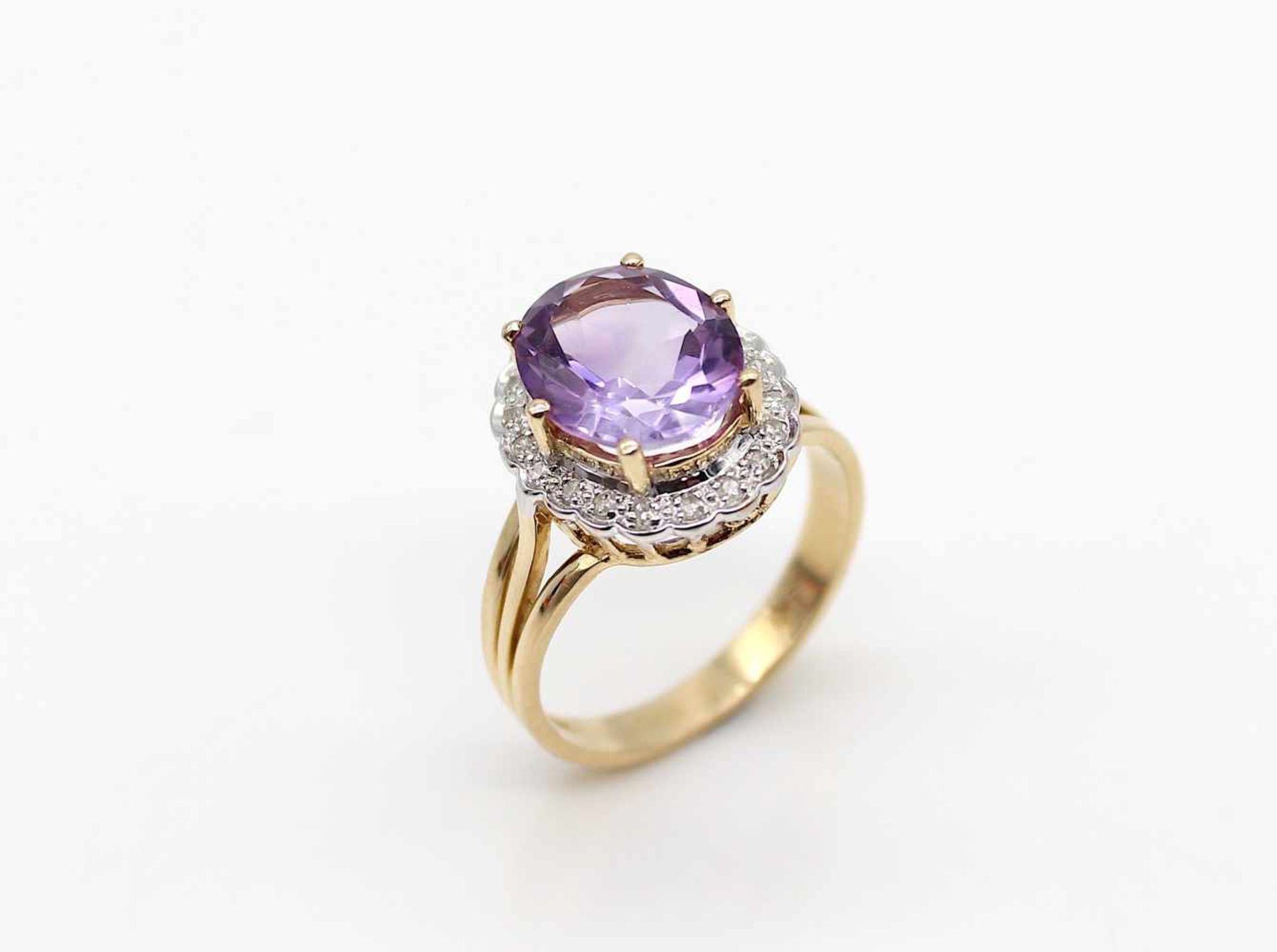 Ring of 585 gold with an amethyst and 20 diamonds, total approx. 0.15 ct.Weight 5.8 g, size 60- - - - Bild 3 aus 3