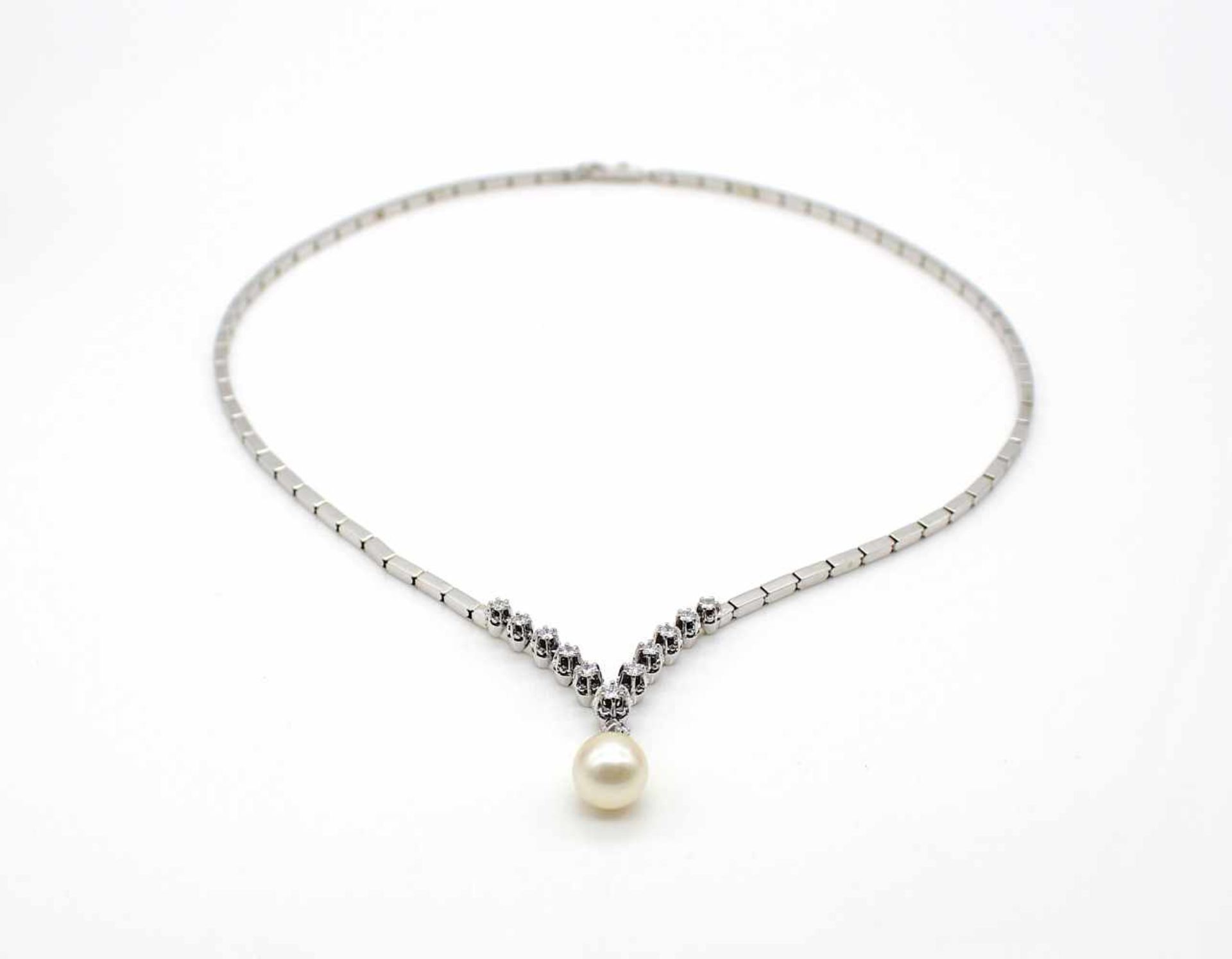 Collier tested for 585 gold with an Akoya cultured pearl and 12 brilliants, total approx. 0.60 ct in