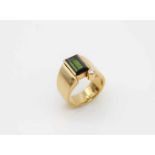 Ring made of 750 gold with a tourmaline and 1 brilliant, ca. 0,06 ct.Weight 11.6 g, size 52- - -15.