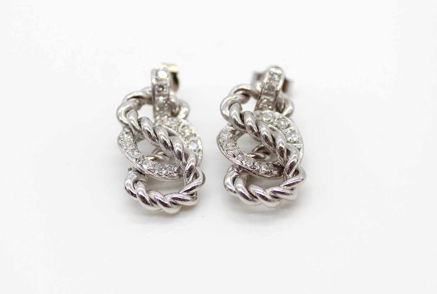 1 pair of earrings in 750 white gold with approx. 30 diamonds, total approx. 1 ct in high quality. - Image 2 of 4