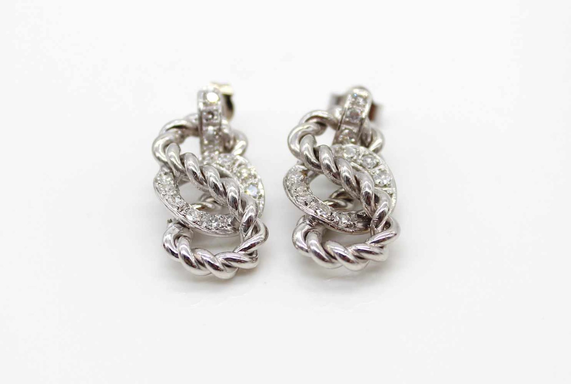 1 pair of earrings in 750 white gold with approx. 30 diamonds, total approx. 1 ct in high quality. - Bild 2 aus 4