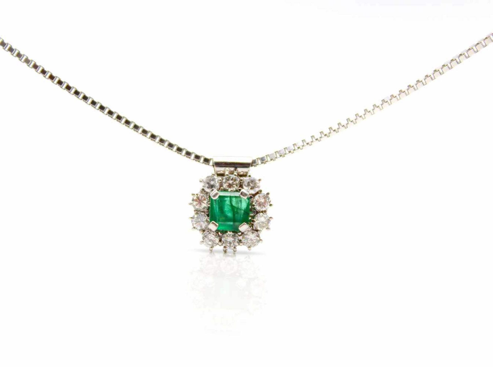 Necklace in 585 and pendant in 750 white gold with an emerald, approx. 1.5 ct and 10 brilliants, - Bild 2 aus 4