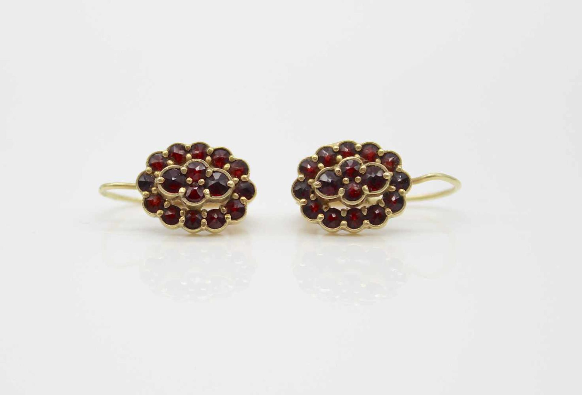 2 pairs of 585 and 375 gold earrings with garnet.Weight 6,8 g- - -15.00 % buyer's premium on the - Bild 3 aus 3