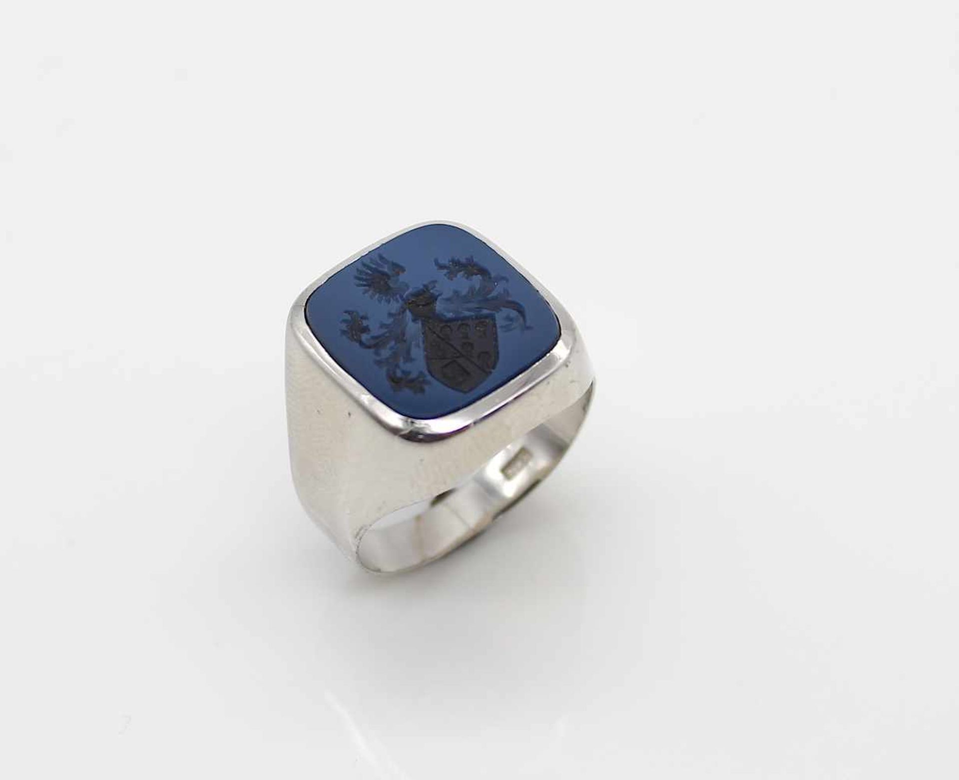 Signet ring made of 333 white gold with a Lagenstein.Weight 5.7 g, size 57- - -15.00 % buyer's