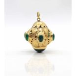 Pendant tested for 750 gold with Chrysopras.weight 12,7 g, dimensions :32,3 x 33,3 mm- - -15.00 %