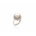 Ring in 585 white gold with a cultured pearl and 12 diamonds, total approx. 0.30 ct in high