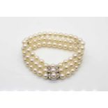 Bracelet with 3 rows of cultured pearls and a 585 white gold lock.weight 32,7 g, length 18,5