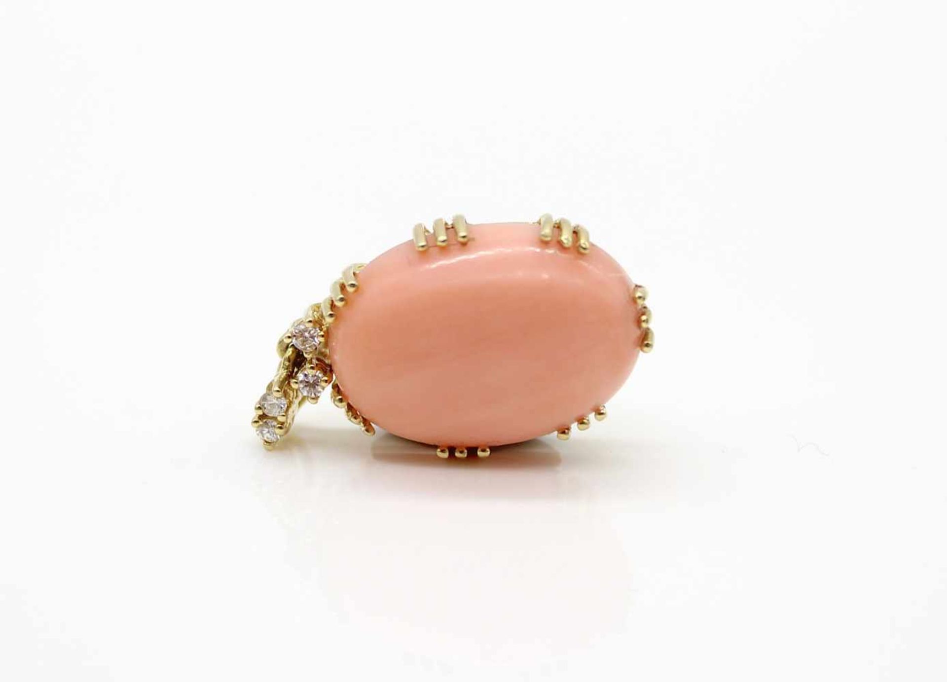 Pendant made of 585 gold with a coral and small diamonds.weight 4 g, dimensions : 13,6 x 20,2 - Bild 2 aus 2