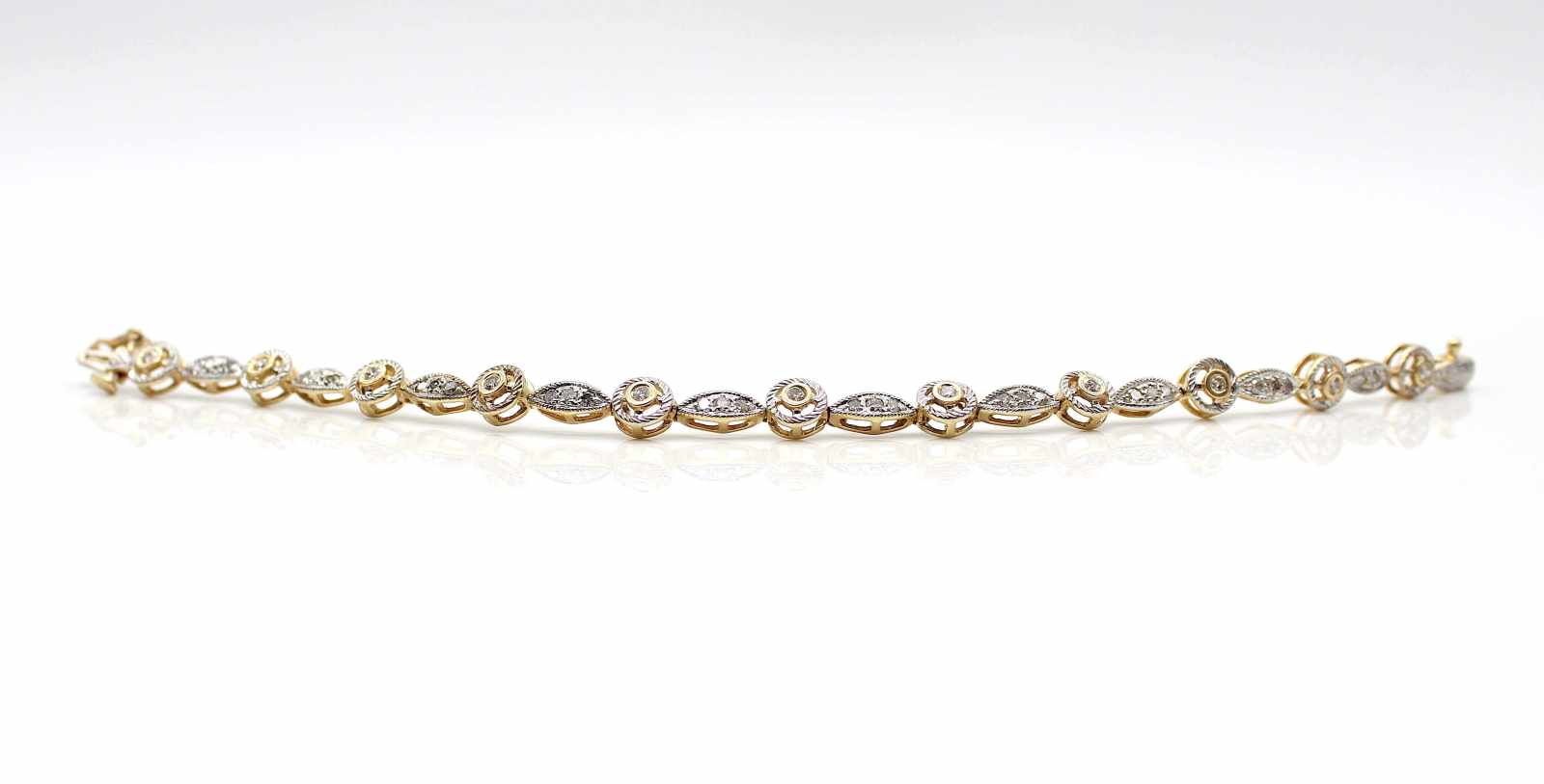 Bracelet in 585 gold and white gold with various brilliants, approx. 0.82 ct in medium quality. - Image 3 of 3