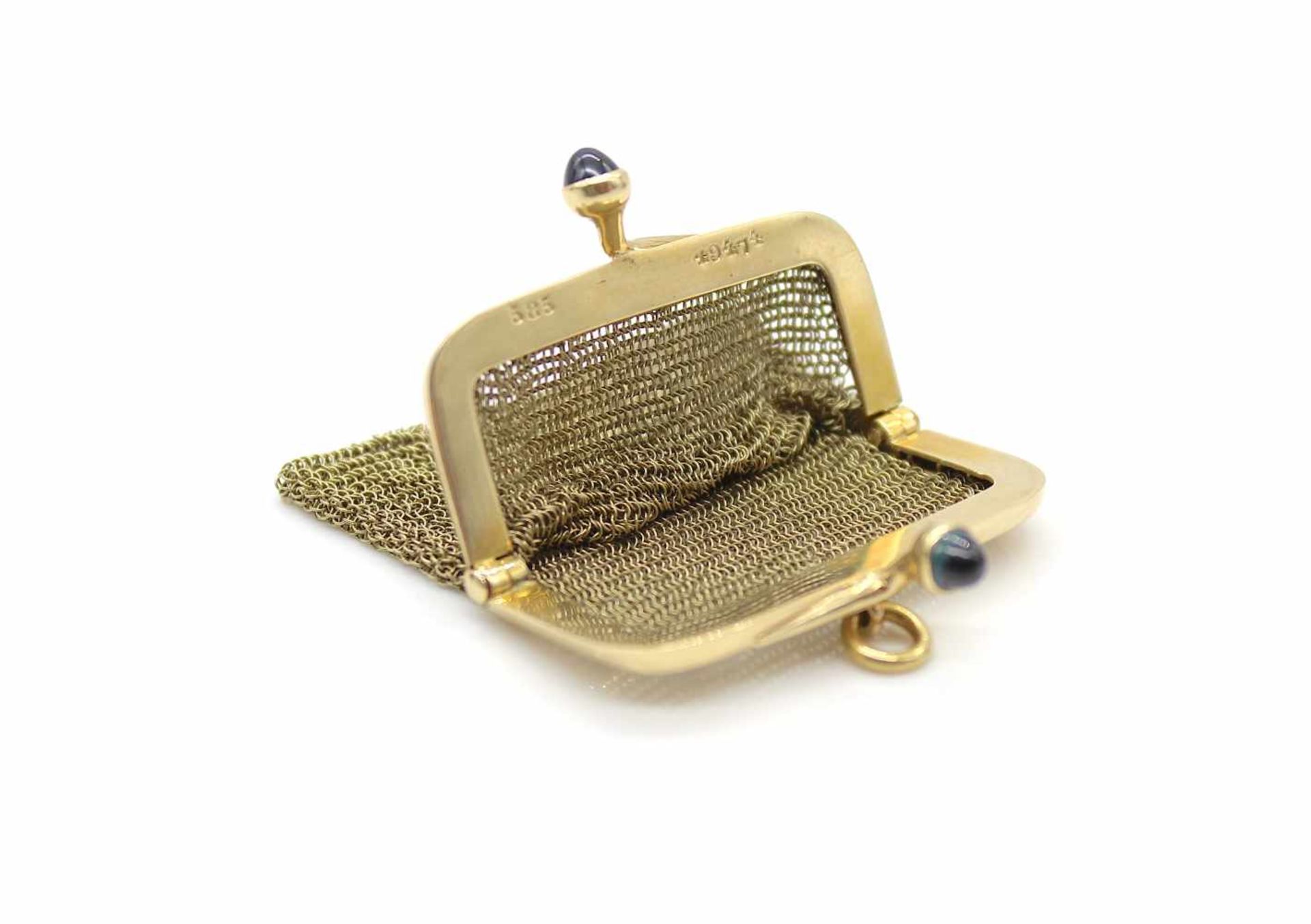 Wallet made of 585 gold with 2 sapphire cabochons each 0.45 ct.weight 21,4 g, dimensions : 4 x 4,5