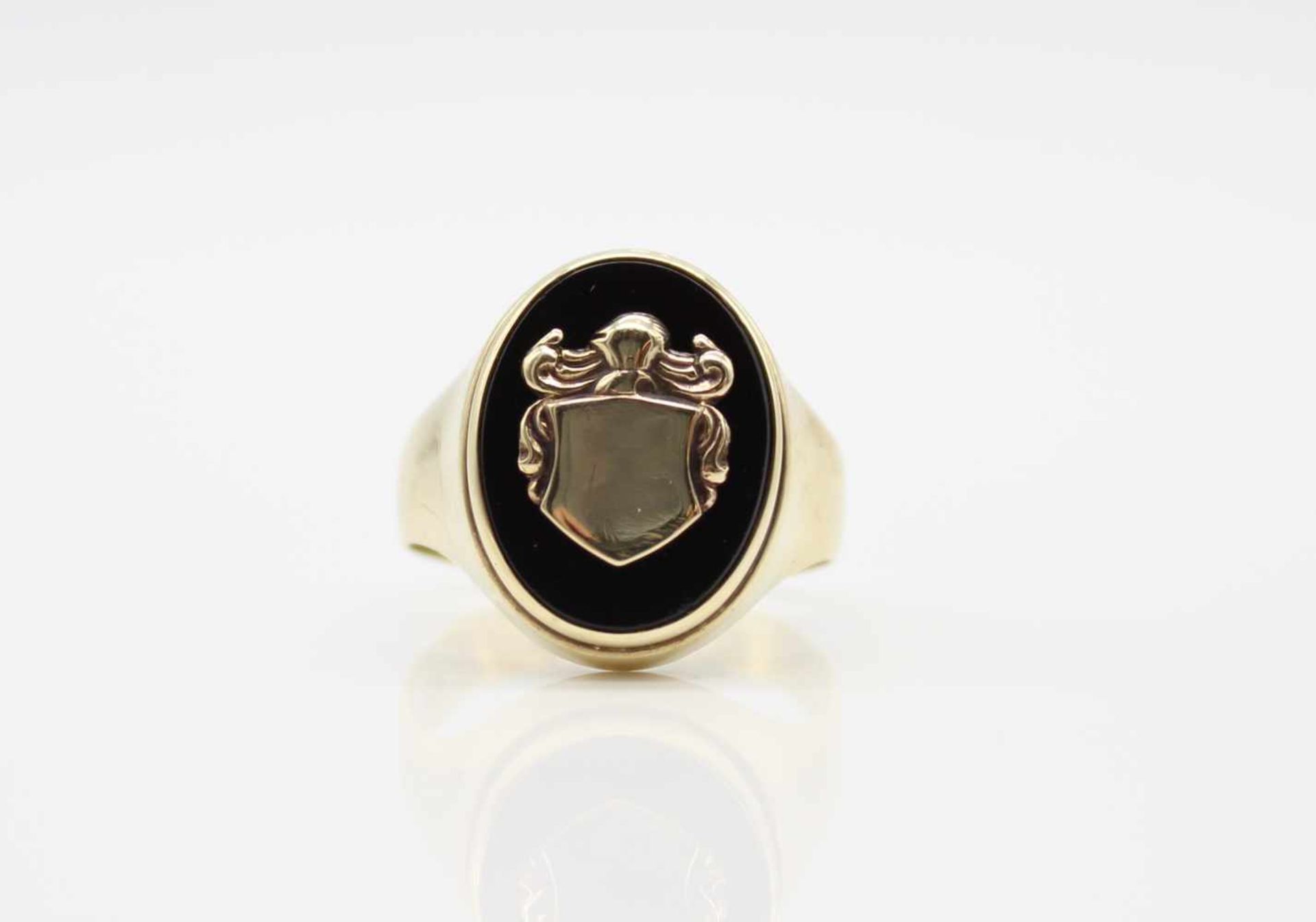 Coat of arms ring from 333er gold with an Onyx.Weight 5.3 g, size 66- - -15.00 % buyer's premium