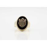 Coat of arms ring from 333er gold with an Onyx.Weight 5.3 g, size 66- - -15.00 % buyer's premium