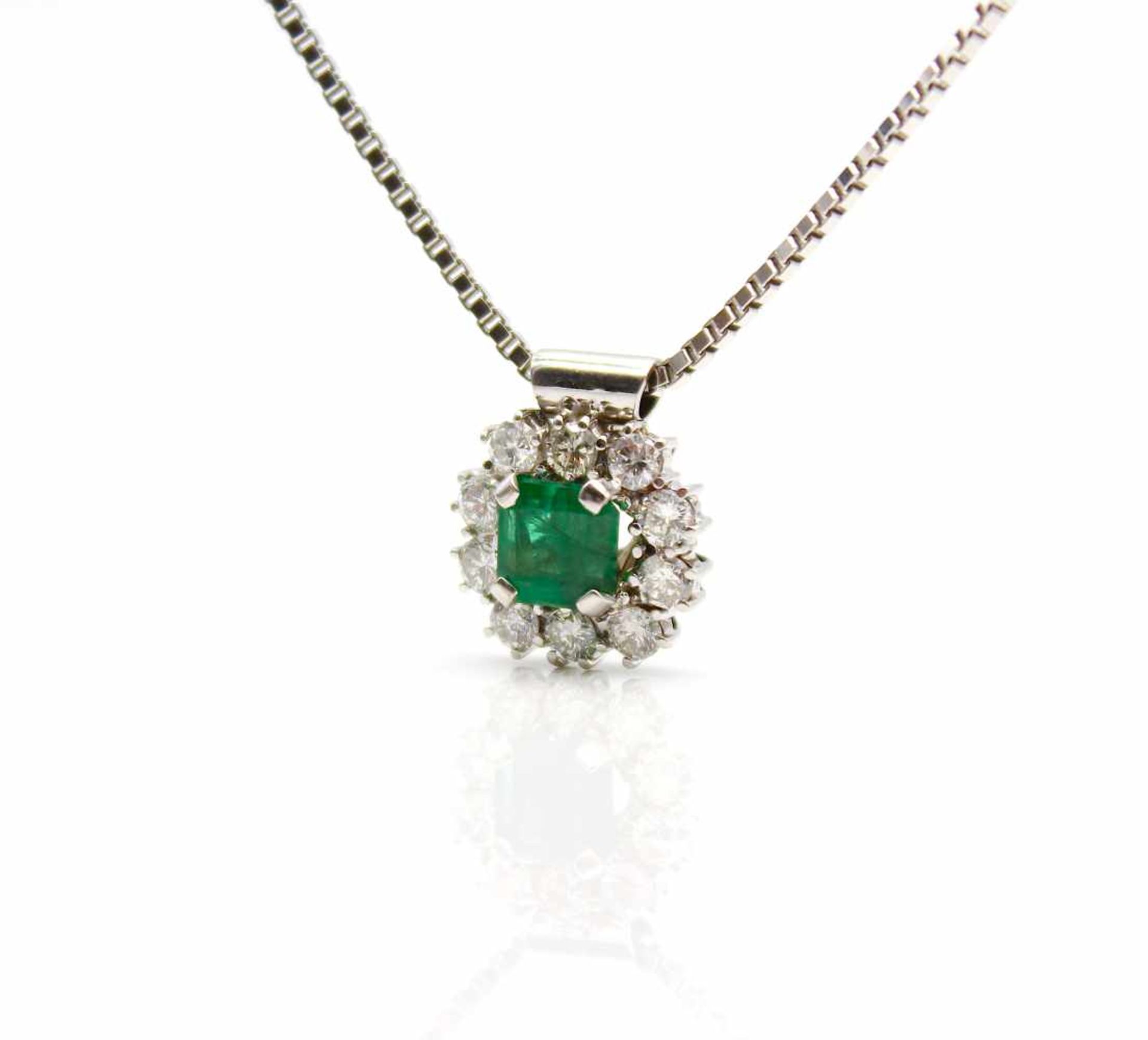 Necklace in 585 and pendant in 750 white gold with an emerald, approx. 1.5 ct and 10 brilliants, - Bild 4 aus 4