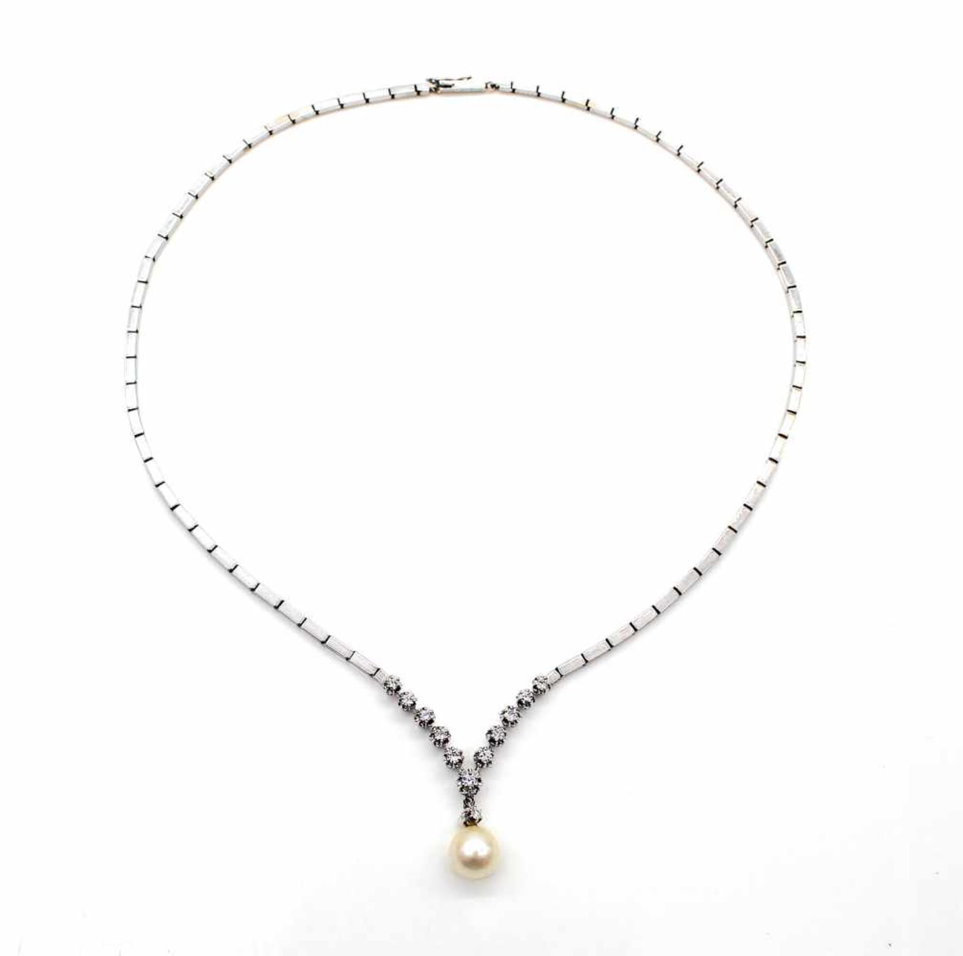 Collier tested for 585 gold with an Akoya cultured pearl and 12 brilliants, total approx. 0.60 ct in - Bild 2 aus 3