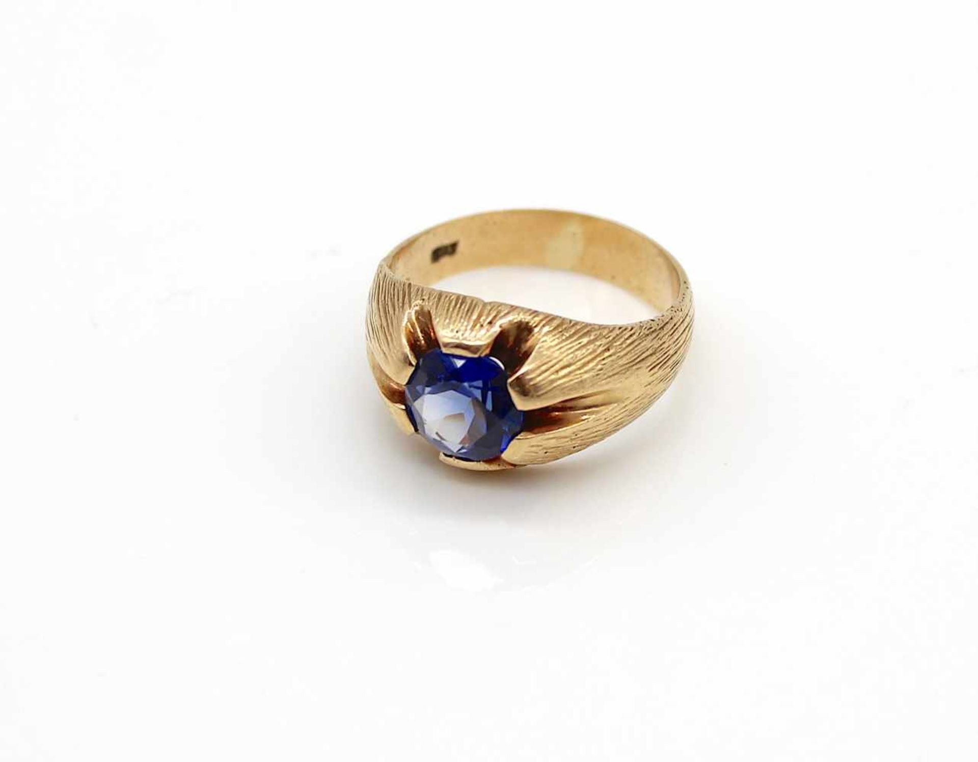 Ring tested for 585 gold with a synthetic sapphire, about 2.4 ct.Weight 7.6 g, size 56- - -15.00 % - Bild 2 aus 3