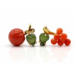 2 750 gold pendants with coral and jade.weight 4,3 g, diameter large coral 10,7 mm- - -15.00 %